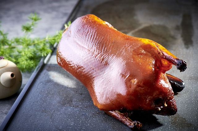 北京烤鸭：中华美食的经典代表，外酥里嫩，香气四溢