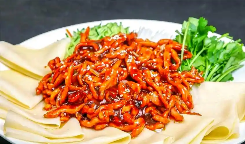 京酱肉丝：酱香浓郁的北京传统佳肴